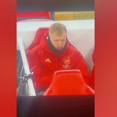 Pillan a un jugador del Arsenal mascando tabaco en pleno partido