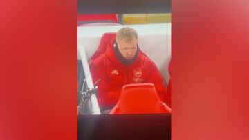 Pillan a un jugador del Arsenal mascando tabaco en pleno partido
