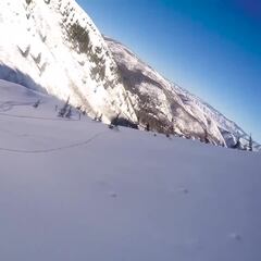Un esquiador cae desde un acantilado de más de 50 metros y sobrevive: si no estuviera grabado nadie lo creería