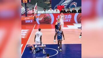 Humilla al rival bajo el aro: el brutal mate de Tacko Fall