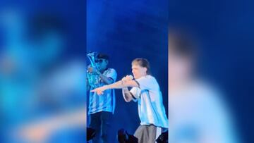Peso Pluma se pone la camiseta de Argentina y revienta con el “Muchachos”