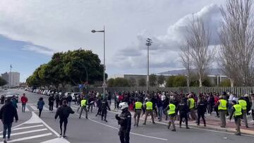 Carga policial antes del Almería-Betis