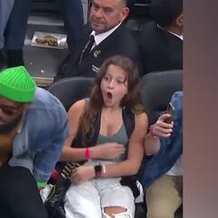 Esto pasa cuando estás viendo un partido y llega LeBron y se sienta a tu lado