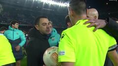 La secuencia de Xavi perdiendo los papeles en la cara del árbitro
