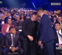 Sube Scaloni a recoger su premio y ojo al gesto de Mbappé cuando se saludan