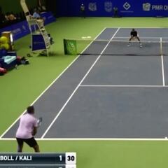 Un saque de un tenista golpea a un murciélago en un partido en la India