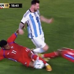 La entrada salvaje que puso en riesgo a Messi: acabó sangrando