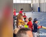 Video: Cuando te toca ir al partido de tu hermano y te encuentras a Pique y Shakira
