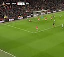 Tres jugadores ya cantando el gol: la jugada que nunca van a olvidar los 3.500 béticos de Old Trafford