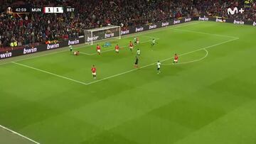 Tres jugadores ya cantando el gol: la jugada que nunca van a olvidar los 3.500 béticos de Old Trafford