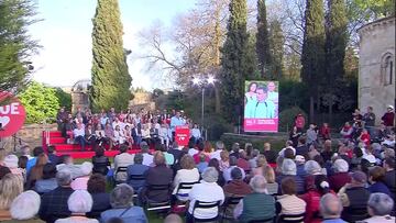 La reacci¨®n de Pedro S¨¢nchez cuando un grupo de personas le interrumpen en pleno acto