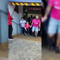 Niña conoce por primera vez el estadio del Toluca y su cara lo dice todo