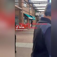 Un hombre lanza un cuchillo de grandes dimensiones a un policía