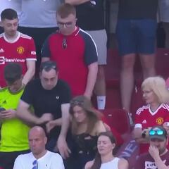 Accidente de varios fans del Manchester United en la grada del Sevilla en el partido de Europa League