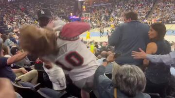 La salvaje pelea en la NBA en la grada entre dos aficionados de Grizzlies y Lakers en pleno partido de ‘playoffs’