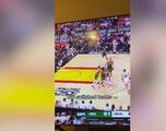 Un jugador celebra la canasta del equipo rival: los fans de la NBA no dan crédito