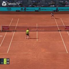 ¡Está loco! Si perdía el punto casi perdía el partido y Alcaraz se inventa este golpe con Madrid temblando