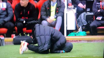 Klopp se ‘rompe’ corriendo a celebrar el 4-3 al Tottenham en la cara del cuarto árbitro