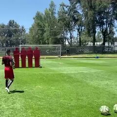 ¡Cuidado Chivas! El ‘Huevo’ Lozano así afina su puntería previo al Clásico Tapatío
