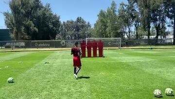 ¡Cuidado Chivas! El ‘Huevo’ Lozano así afina su puntería previo al Clásico Tapatío