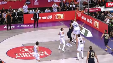 ?Madre m赤a lo que hizo Tavares para ser MVP! La triple acci車n con la que liquid車 al Bar?a que es de no creer