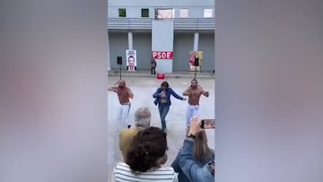 El baile viral de Reyes Maroto en Vallecas con dos hombres semidesnudos