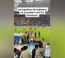 Lamentable final de partido en el Mundial Sub-20: botellazos desde la grada contra los jugadores ingleses