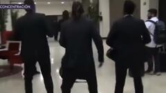 Y sacaron los pasos prohibidos: Militao, Camavinga y Vinicius saliendo del hotel con Benzema flipando