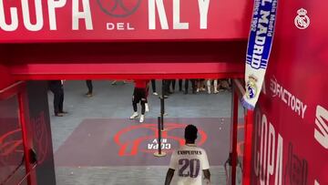 El reencuentro de Vinicius y Lucas Torró que no se vio tras el final del partido en Sevilla