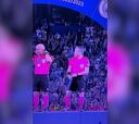 Esto ya es lo último: ojo al gesto de uno de los árbitros al recibir la medalla en la final de la Champions