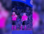 Esto ya es lo último: ojo al gesto de uno de los árbitros al recibir la medalla en la final de la Champions