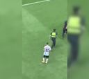 El tenso momento de Messi con un espectador chino que saltó a por él y se lanzó a abrazarle