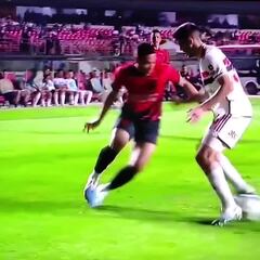 Vitor Roque empieza a tirar la puerta: regate top, genialidad y golazo de killer total