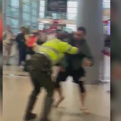 Canadiense ataca a policía en el aeropuerto El Dorado: ¿Qué sucedió y qué cargos enfrenta?