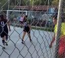 Jugadora se hace viral por este golazo en un torneo amateur de barrio