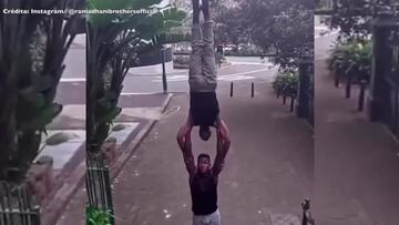 El impresionante video de dos chicos subiendo una escalera cargando cabeza con cabeza