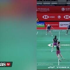Video: Near-impossible badminton rally sends the crowd wild