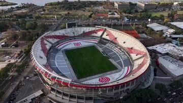 Una forma de defender nunca antes vista y River lo aprovecha