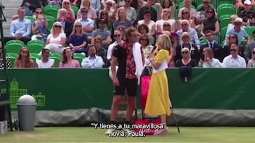 La broma en público de Tsitsipas a Badosa en plena pista