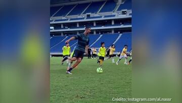 Cristiano Ronaldo juega con unos niños durante su presentación en Japón con Al Nassr