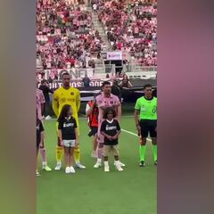 El niño de delante hecho un flan y Messi reacciona: su padre, como loco