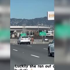 Una mujer desnuda desata el caos en una autopista: saca una pistola y se pone a disparar