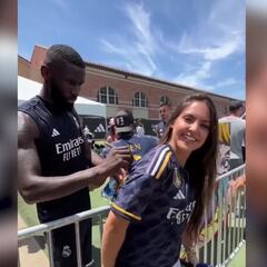 Una fan le pide un autógrafo a Rüdiger: la cara del jugador lo dice todo