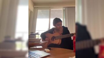 Un halcón se cuela en la habitación de una chica mientras toca la guitarra