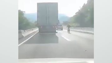 El impactante momento en el que un ciclista queda empotrado entre dos camiones 