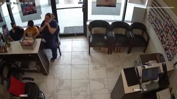 El video viral de un hombre intentando asaltar un salón pero es completamente ignorado