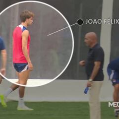 El Chiringuito captó esta escena donde Simeone y João se cruzan en el entrenamiento