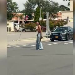 Una mujer amenaza con un arma a los transeúntes: los policías la atropellan para detenerla