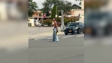 Una mujer amenaza con un arma a los transeúntes: los policías la atropellan para detenerla