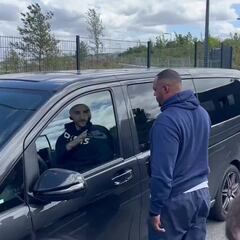 Los aficionados del PSG ya se despiden de Mbappé: vean la viral imagen del francés al salir del entrenamiento